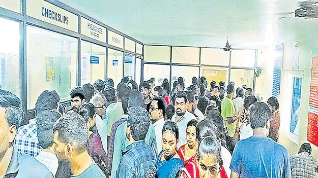 సబ్‌రిజిస్ర్టార్‌ కార్యాలయంలో రద్దీ