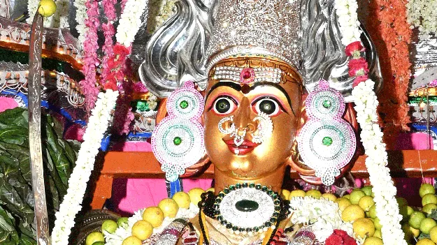   కోలాహలంగా చిత్తూరు నడివీధి గంగజాతర  