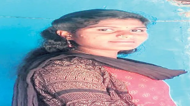 జీపు బోల్తా పడి మహిళ మృతి