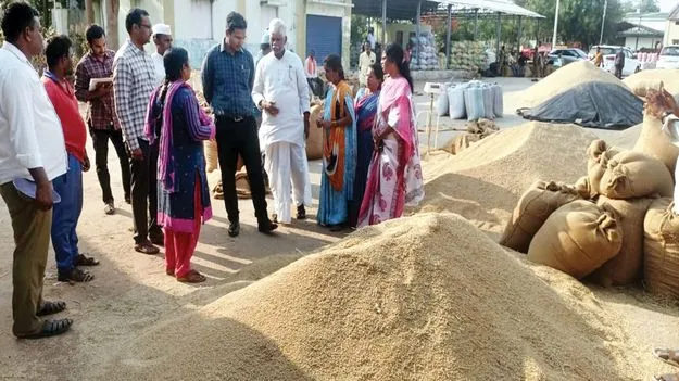 మెప్మా వరి కొనుగోలు కేంద్రం పరిశీలన