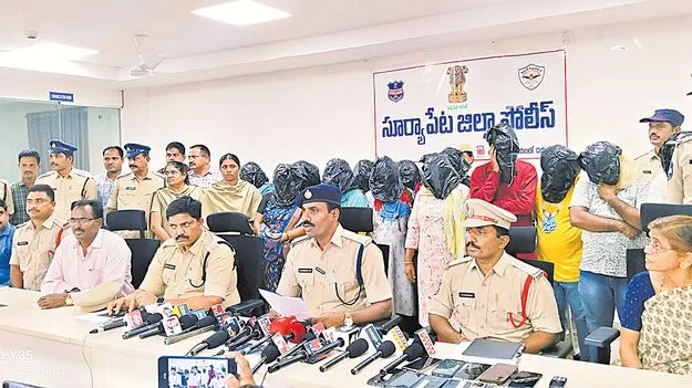 Suryapet police: అంతర్రాష్ట్ర శిశు విక్రయ ముఠాకు బేడీలు