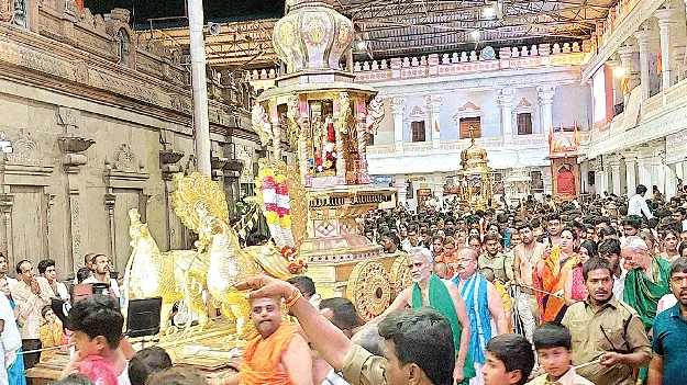 నవరత్నాల రథంపై ప్రహ్లాదరాయలు