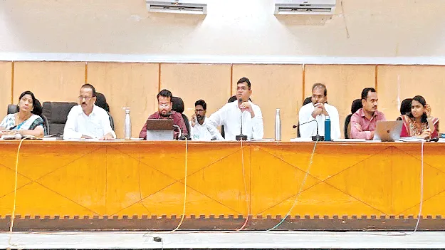   భూ సమస్యలపై తక్షణ చర్యలు తీసుకోవాలి