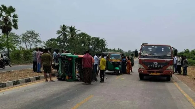 ఆటో బోల్తా..18 మందికి స్వల్ప గాయాలు