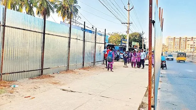 చంద్రంపాలెం వద్ద ఫుట్‌ఓవర్‌ బ్రిడ్జి 