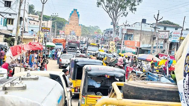 పాడేరులో ట్రాఫిక్‌ అస్తవ్యస్తం