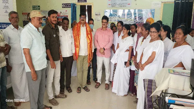 రెండు పీహెచసీలకు డీసీసీబీ చైర్మన రూ.లక్ష  విరాళం 