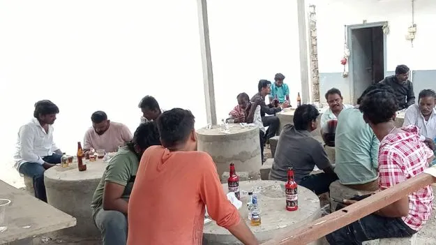 తాగుతున్నారు.. తన్నుకుంటున్నారు!