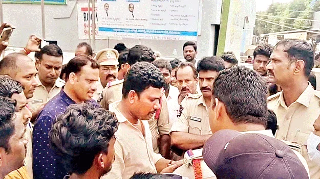 మృతుడి బంధువుల నిరసన