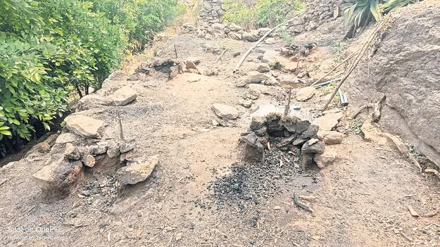 నాటుసారా అడ్డా.. డప్పుగుడ