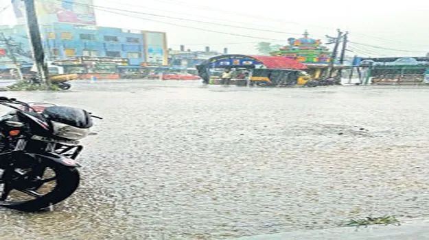 ఈదురు గాలులతో వర్షం