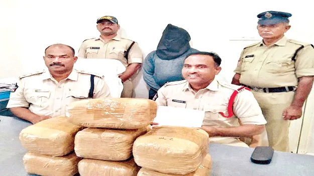 వ్యసనాలకు బానిసై.. స్మగ్లర్‌గా మారి