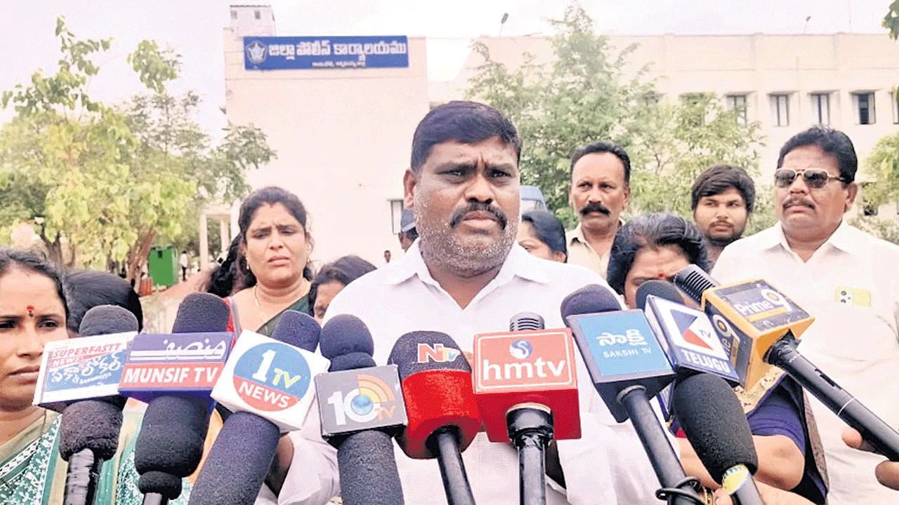 దౌర్జన్యం చేస్తున్న గ్యాంగ్‌పై చర్యలు తీసుకోండి