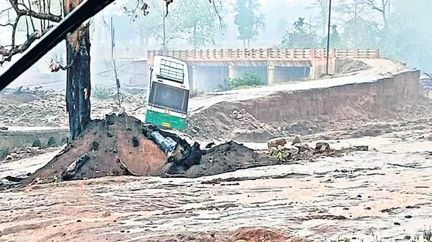 త్రుటిలో తప్పిన ప్రమాదం