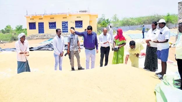 తూకం చేసిన ధాన్యాన్ని మిల్లులకు తరలించాలి