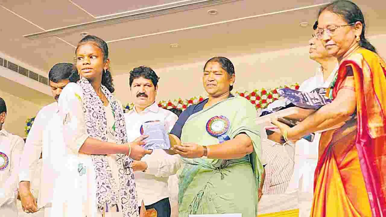 Seethakka: కిషోర బాలికల సంక్షేమమే ధ్యేయం