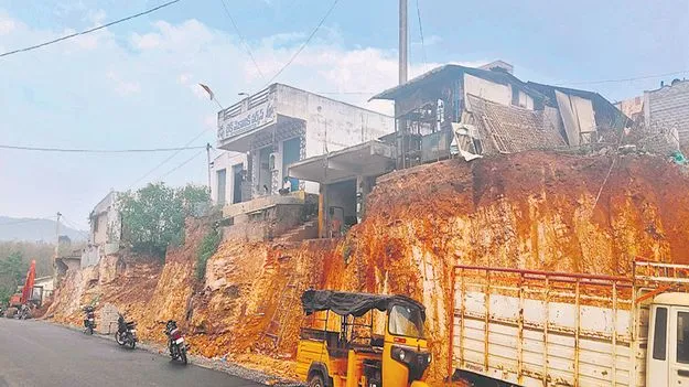 ఇళ్లకు వెళ్లేదెలా?