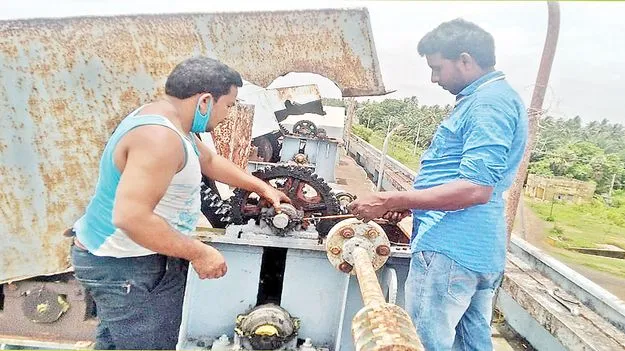 33 నెలలుగా జీతాల్లేవ్‌!