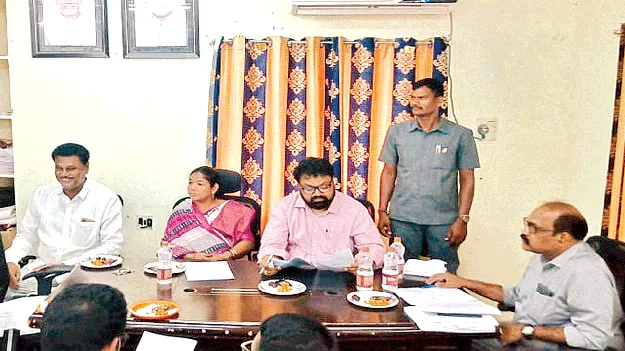 ఇతర విధుల్లో పారిశుధ్య కార్మికులు