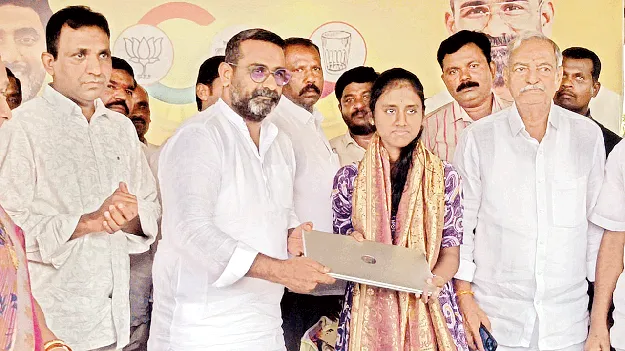 విద్యార్థినికి ఎమ్మెల్యే అభినందన