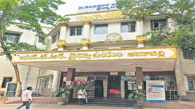 మార్చురీలో సమస్యల కంపు!