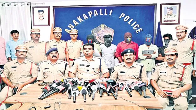 ఇళ్ల చోరీలకు పాల్పడుతున్న ముఠా అరెస్టు