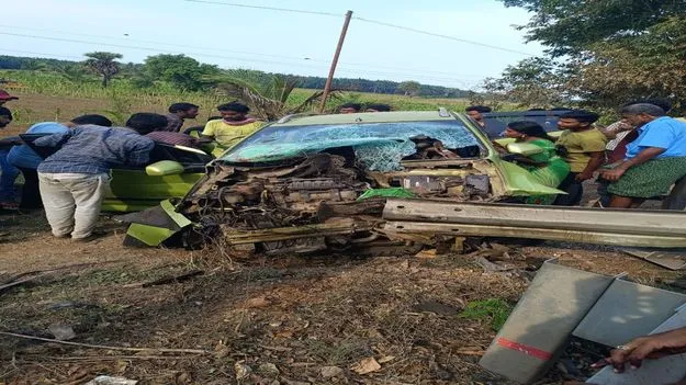 రెయింలింగ్‌ను ఢీకొన్న కారు