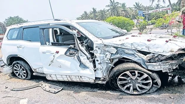 పెళ్లి బృందానికి తప్పిన ప్రాణాపాయం