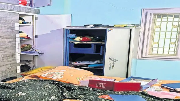 పెదబొడ్డేపల్లిలో దొంగలు హల్‌చల్‌