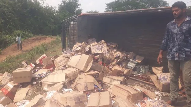 కొత్త పట్టిసీమలో మద్యం లోడు వాహనం బోల్తా