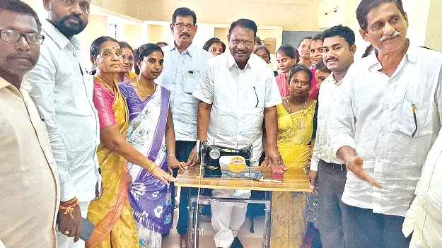 ప్రతి మహిళా ఆర్థికంగా ఎదగాలి 