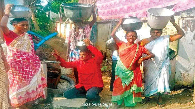 ఖాళీ బిందెలతో నిరసన