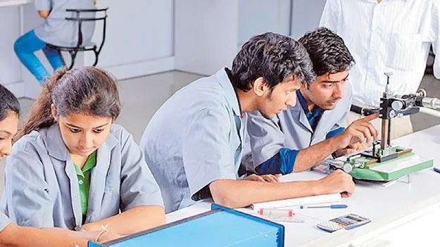 Engineering Courses: ఇంజనీరింగ్పై అబ్బాయిల్లో తగ్గని క్రేజ్