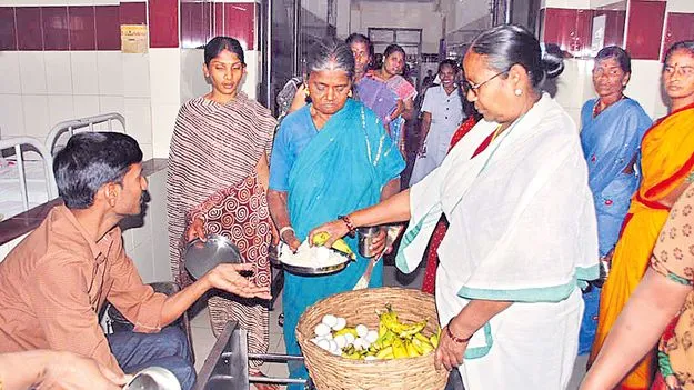 Government Hospitals: రోగులకు అరకొర భోజనం