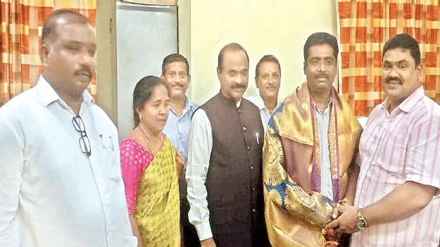 జిల్లా గ్రంథాలయ సంస్థను సందర్శించిన గాడిచర్ల మనువడు