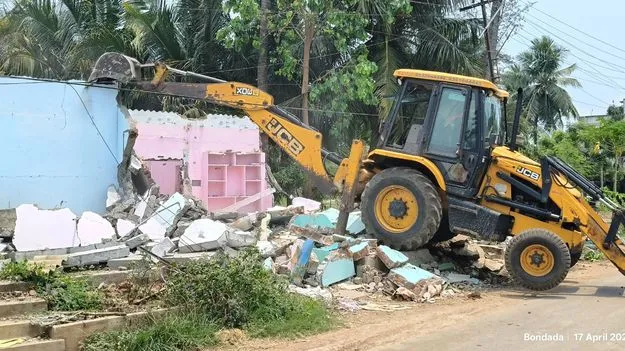 ఇళ్ల తొలగింపులో ఉద్రిక్తత