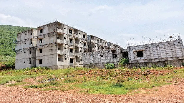 Can't give a house.. Can't get money! ఇల్లు ఇవ్వలే.. సొమ్మూ రాలే!