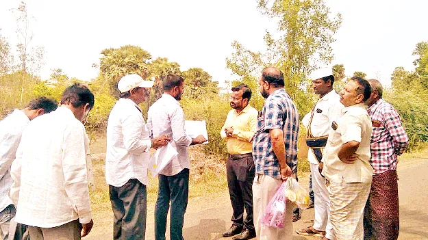 భూ ఆక్రమణ దారులపై కేసులు నమోదు చేయండి