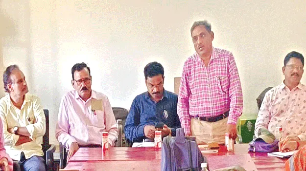 ఉపాధ్యాయులు అందుబాటులో ఉండాలి