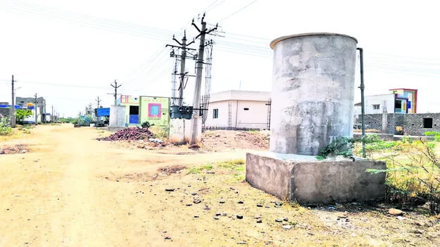 WATER TANK: నిరుపయోగంగా వాటర్‌ ట్యాంకులు 