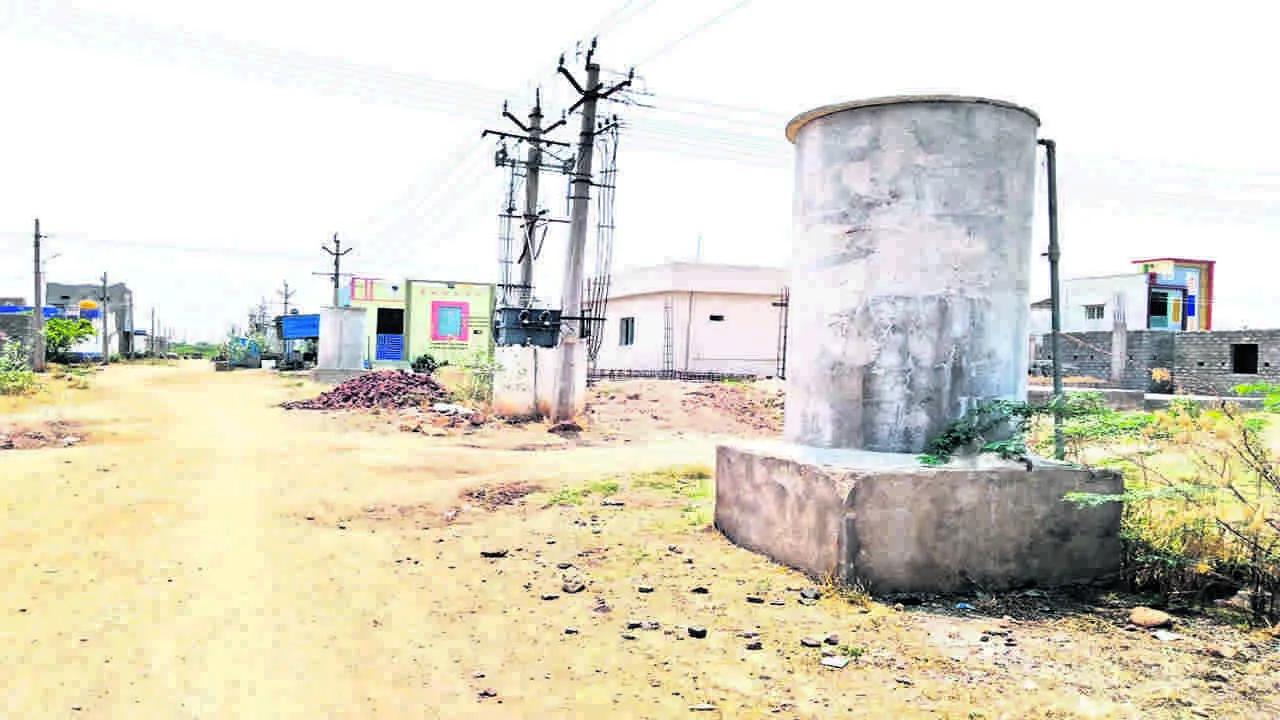 WATER TANK: నిరుపయోగంగా వాటర్‌ ట్యాంకులు 