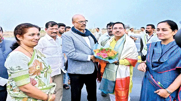 కర్నూలు చేరుకున్న కేంద్ర మంత్రి ప్రహ్లాద్‌ జోషి 