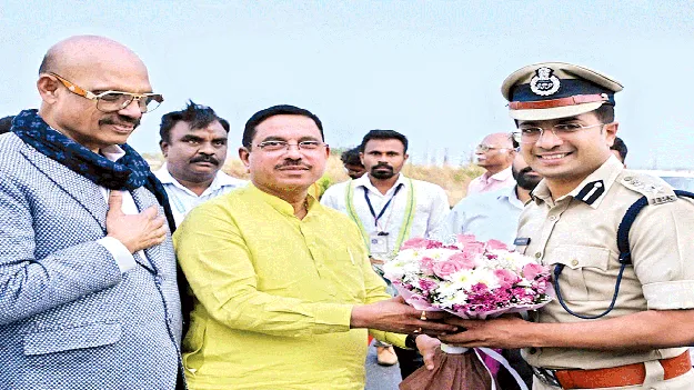 విమానాశ్రయంలో కేంద్ర మంత్రికి ఘన స్వాగతం