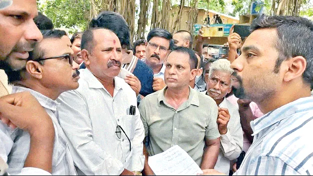 పార్వతీపురం తహసీల్దార్‌పై చర్యలు తీసుకోవాలి