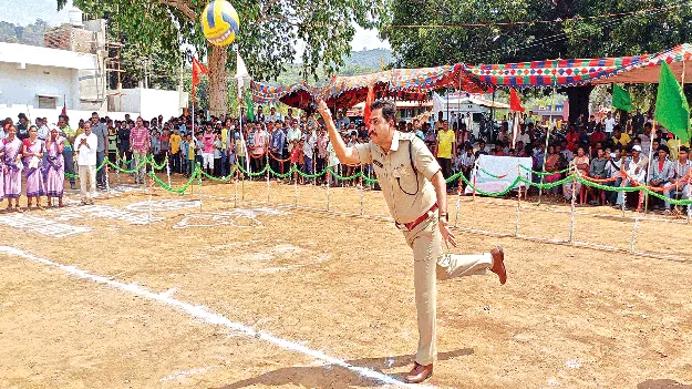 యువత సన్మార్గంలో నడవాలి