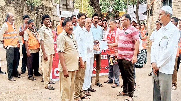 వారసత్వ ఉద్యోగాలు కల్పించాలి