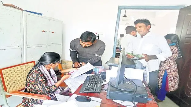 సచివాలయాల్లో సర్వర్‌ డౌన్‌