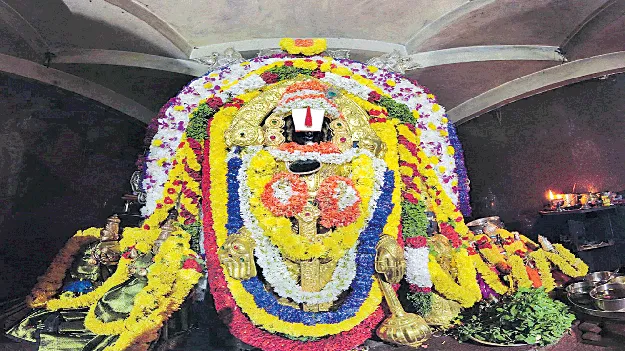 కిక్కిరిసిన వాడపల్లి వెంకన్న ఆలయం