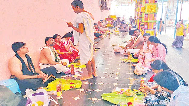 మందపల్లి శనేశ్వరస్వామి ఆలయానికి  భక్తులు