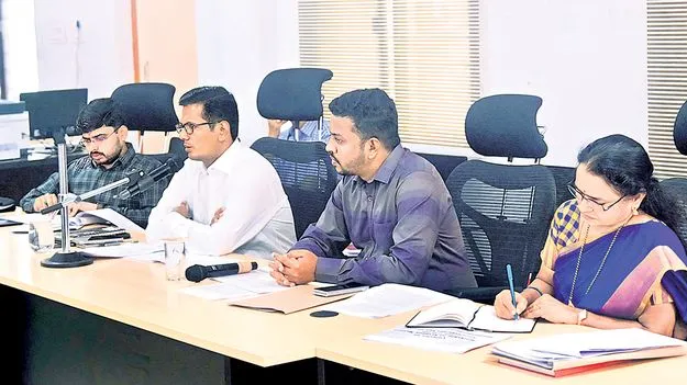 భూ సమస్యలను ప్రణాళికాబద్ధంగా పరిష్కరించాలి